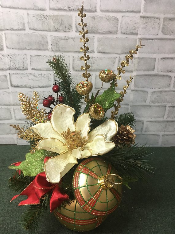 Gold ornament ball arrangement